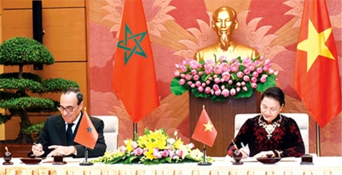 Chủ tịch Quốc hội Nguyễn Thị Kim Ngân và Chủ tịch Hạ viện Vương quốc Maroc Habib El Malki ký Thỏa thuận hợp tác song phương đầu tiên giữa Quốc hội Việt Nam và Hạ viện Maroc (ngày 18/12/2017)