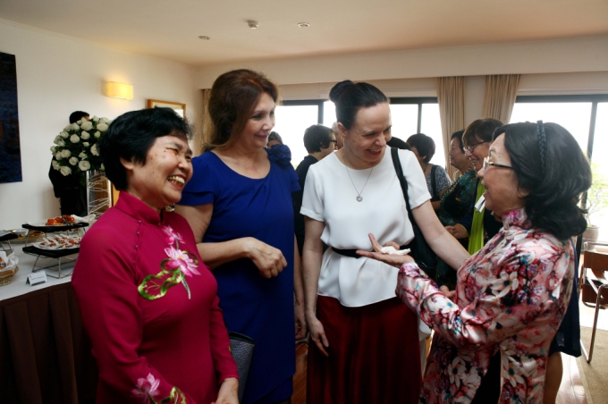 Tại cuộc gặp gỡ giao lưu, Chủ tịch Hội Nữ Trí thức Việt Nam đã chia sẻ với các nữ đại sứ rất nhiều họat động mà hội nữ tri thức Việt Nam đã làm trong thời gian qua.
