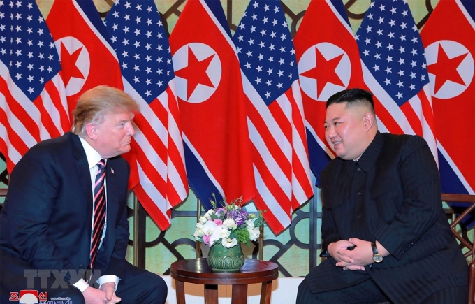 Tổng thống Mỹ Donald Trump (trái) trong cuộc gặp Chủ tịch Triều Tiên Kim Jong-un tại ngày làm việc đầu tiên của Hội nghị thượng đỉnh Mỹ-Triều lần hai ở Hà Nội, ngày 27/2/2019. (Ảnh: AFP/TTXVN)