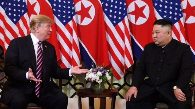 Tổng thống Mỹ Donald Trump (trái) và Chủ tịch Triều Tiên Kim Jong-un trong hội nghị thượng đỉnh lần hai ở Hà Nội. Ảnh: AFP.