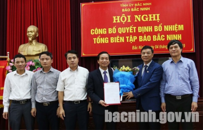 Phó Bí thư Thường trực Tỉnh ủy Bắc Ninh Nguyễn Hữu Quất trao quyết định và chúc mừng đồng chí Nguyễn Tiến Vụ.