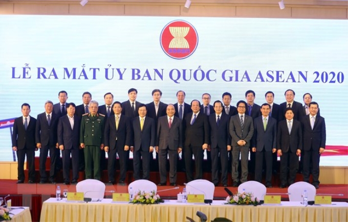 Thủ tướng Nguyễn Xuân Phúc với các thành viên Ủy ban Quốc gia ASEAN 2020. (Ảnh: TTXVN)