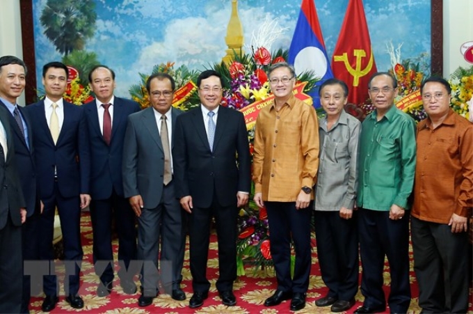 Phó Thủ tướng, Bộ trưởng Bộ Ngoại giao Phạm Bình Minh cùng đoàn đại biểu Bộ Ngoại giao chúc Tết Bunpimay tại Đại sứ quán Lào. (Ảnh: Lâm Khánh/TTXVN)