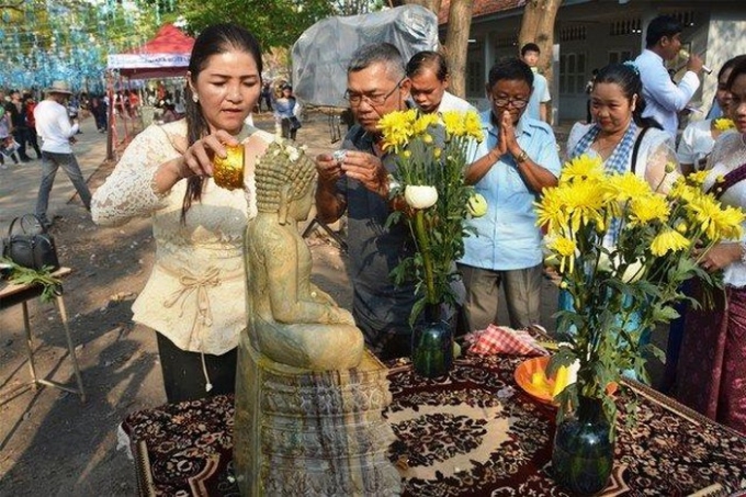 Tắm Phật là nghi thức không thể thiếu trong Lễ đón năm mới.