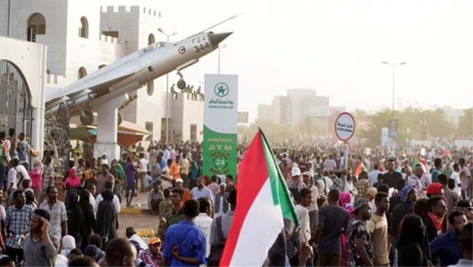 Hàng nghìn người tham gia biểu tình ở thủ đô Khartoum của Sudan ngày 12/4.