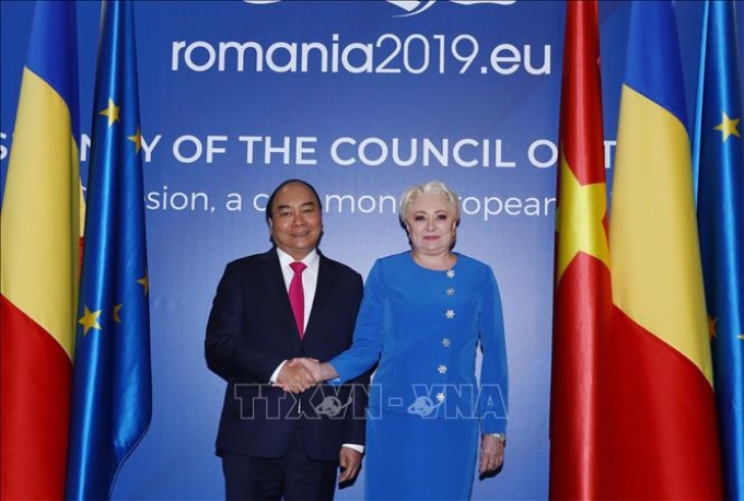 Thủ tướng Nguyễn Xuân Phúc và Thủ tướng Romania Viorica Dancila chụp ảnh chung tại Lễ đón chính thức. Ảnh: Thống Nhất/TTXVN