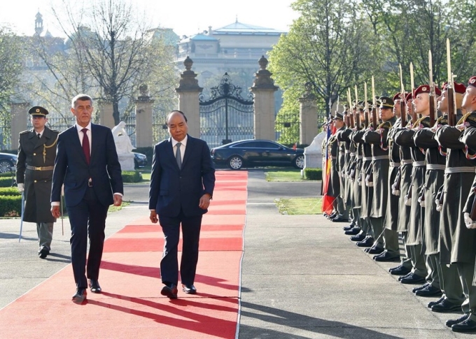 Thủ tướng Andrej Babis và Thủ tướng Nguyễn Xuân Phúc duyệt đội danh dự tại Lễ đón chính thức. (Ảnh: TTXVN)