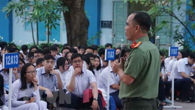 Chuyên gia và các em học sinh trao đổi tại tọa đàm ''Bạo lực học đường, dâm ô trẻ em - chống được không?'' (Ảnh: TTXVN)