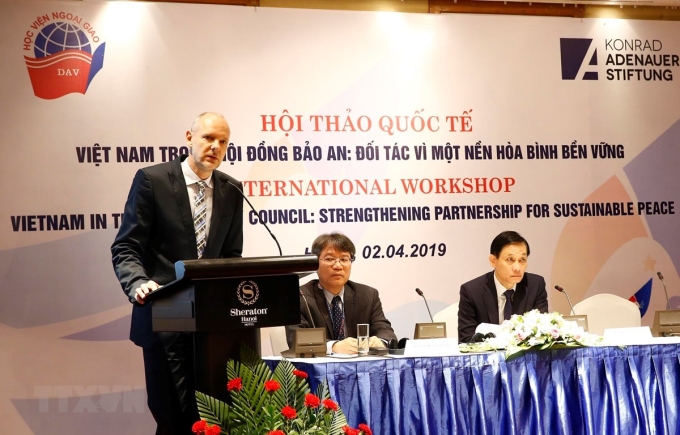 Ông Peter Girke, Đại diện thường trú Quỹ Konrad Adenauer Stiftung tại Việt Nam phát biểu. (Ảnh: TTXVN)