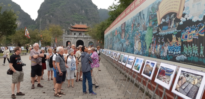 Các du khách nước ngoài xem triển lãm