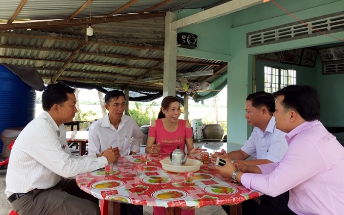 Các thành viên của CLB Nghĩa tình đồng chí xã Vĩnh Trung trong ngôi nhà mới của đồng chí Nguyễn Văn Bằng ở ấp 6.