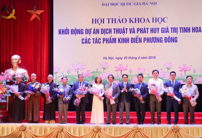 Phó Thủ tướng chúc mừng các thành viên Ban Chủ nhiệm kiêm Hội đồng Biên tập dự án. Ảnh VGP/Nhật Bắc