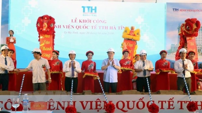 Phó Thủ tướng Chính phủ Vương Đình Huệ và các đại biểu khởi công dự án. (Ảnh: Công Tường/TTXVN)