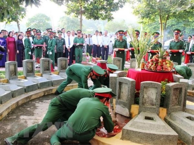 Lễ truy điệu và an táng hài cốt các liệt sỹ. (Ảnh minh họa: TTXVN)