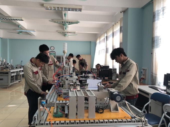 Hệ thống phòng học của Trường bao gồm 60 phòng học lý thuyết và 80 phòng thực hành thí nghiệm.