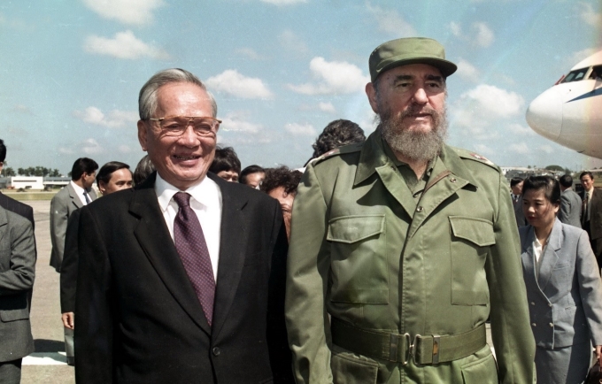 Chủ tịch Cuba Fidel Castro đón Chủ tịch nước Lê Đức Anh tại sân bay quốc tế José Martí ở thủ đô La Habana, trong chuyến thăm hữu nghị chính thức Cuba từ 12 - 17/10/1995. (Ảnh: TTXVN)