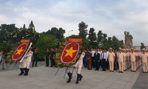 Lãnh đạo TP Hồ Chí Minh dâng hương tưởng niệm các anh hùng liệt sỹ