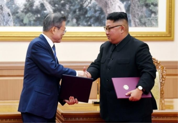 Tổng thống Hàn Quốc Moon Jae In và nhà lãnh đạo Triều Tiên Kim Jong Un. (Ảnh: Reuters).