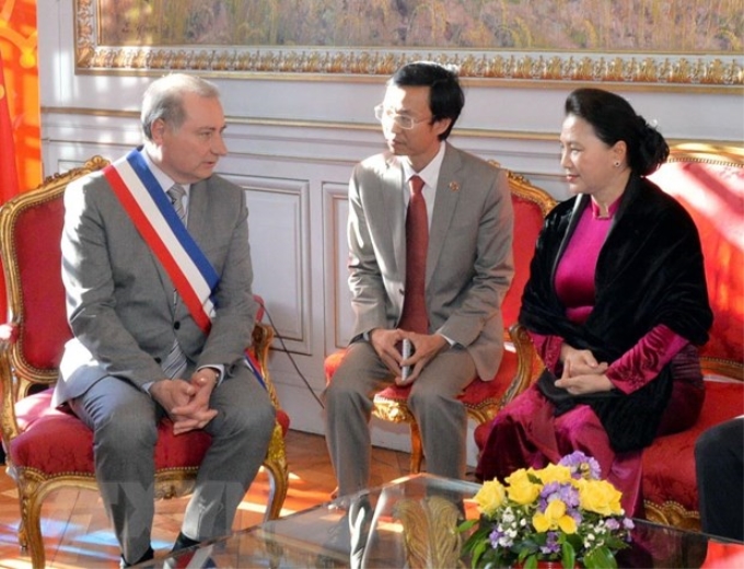 Chủ tịch Quốc hội Nguyễn Thị Kim Ngân gặp Thị trưởng thành phố Toulouse, Jean-Luc Moudenc. (Ảnh: TTXVN)