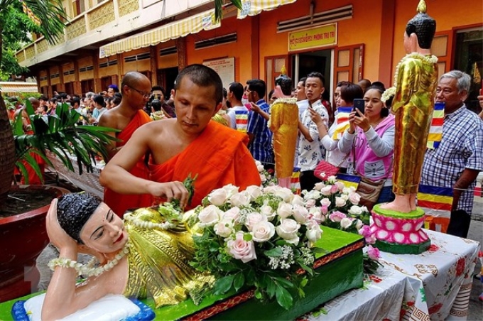 Người Khmer tắm tượng Phật trong ngày Tết Chôl Chnăm Thmây 2018. (Ảnh: TTXVN)