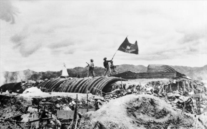 Chiều 7/5/1954, lá cờ "Quyết chiến - Quyết thắng" của quân đội ta tung bay trên nóc hầm tướng De Castries. Ảnh: TTXVN