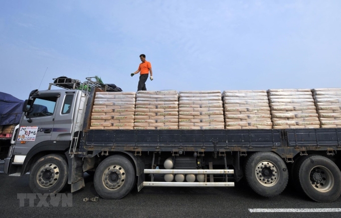 Xe tải của Hàn Quốc chở bột mì viện trợ cho Triều Tiên ngày 26/7/2011. (Ảnh: AFP/TTXVN)