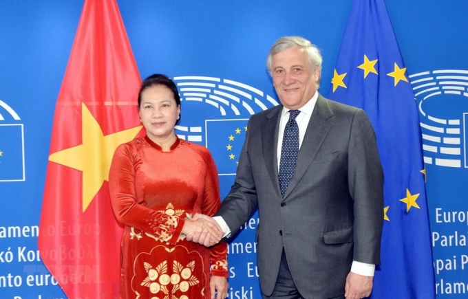 Chủ tịch Nghị viện châu Âu Antonio Tajani đón Chủ tịch Quốc hội Nguyễn Thị Kim Ngân. (Ảnh: TTXVN)