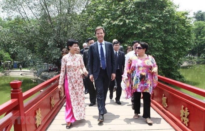 Thủ tướng Hà Lan Mark Rutte qua cầu Thê Húc vào tham quan đền Ngọc Sơn (Hà Nội), trong chuyến thăm chính thức lần đầu tiên tới Việt Nam từ ngày 16 - 17/6/2014. (Ảnh: TTXVN)