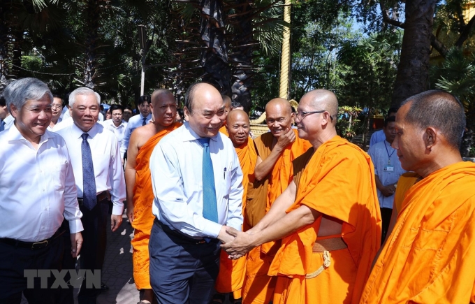 Thủ tướng Nguyễn Xuân Phúc đến thăm, chúc Tết và tặng quà tại Trường Bổ túc văn hoá Pali Trung cấp Nam Bộ và các vị Hoà thượng, Thượng toạ, Đại đức và sư sãi trong Hội Đoàn kết sư sãi yêu nước tỉnh Sóc Trăng. (Ảnh: TTXVN)