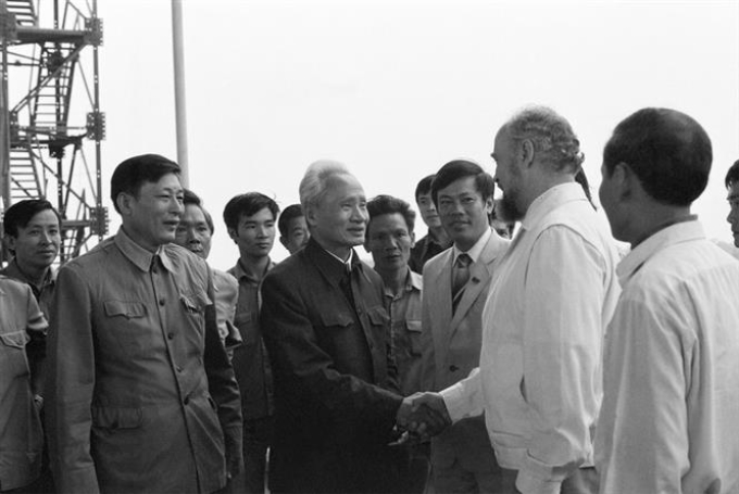 Chú thích ảnh
Bộ trưởng Bộ Giao thông vận tải Đồng Sĩ Nguyên (bên trái) cùng Chủ tịch Hội đồng Bộ trưởng Phạm Văn Đồng đến thăm công trường xây dựng cầu Thăng Long, ngày 5/11/1983. Ảnh: Xuân Lâm/ TTXVN.