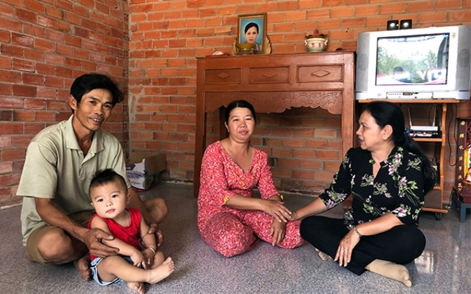 Gia đình chị Nguyễn Thị Thảo trong căn nhà được xây với sự giúp đỡ của cấp ủy các cấp và Chi bộ Thư viện huyện Tân Châu.