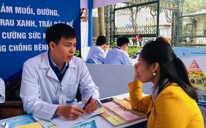Tư vấn chế độ dinh dưỡng hợp lý giúp người dân nâng cao sức khỏe, dự phòng các bệnh không lây nhiễm tại Hà Nội.