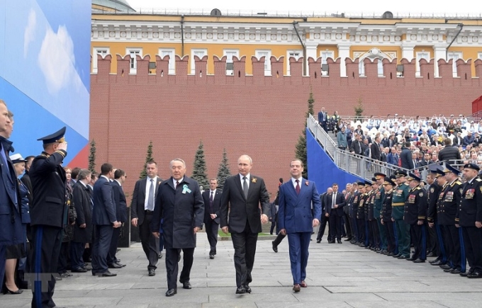 Tổng thống Nga Vladimir Putin (giữa), Thủ tướng Nga Dmitry Medvedev (phải) và cựu Tổng thống Kazakhstan Nursultan Nazarbayev tại lễ diễu binh kỷ niệm Ngày Chiến thắng trên Quảng trường Đỏ ở thủ đô Moskva, Nga, ngày 9/5/2019. (Ảnh: AFP/ TTXVN)