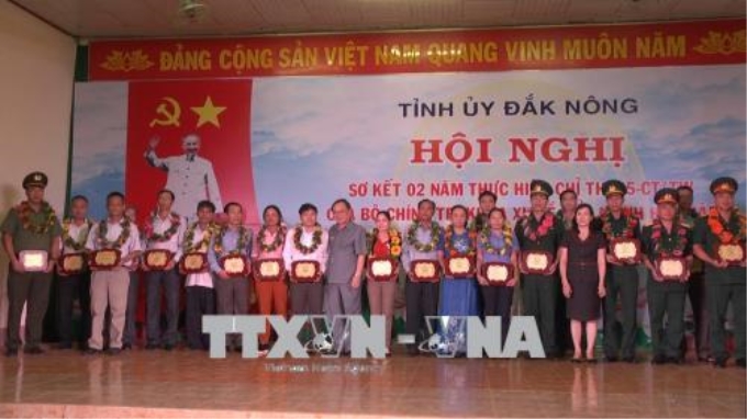 Lãnh đạo Tỉnh ủy Đắk Nông tặng Bằng khen cho các tập thể có thành tích xuất sắc trong thực hiện Chỉ thị 05 của Bộ Chính trị khóa XII (Ảnh: Ngọc Minh - TTXVN)