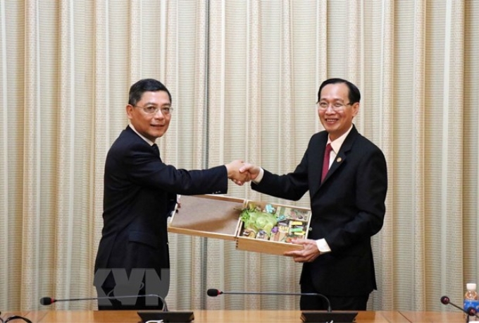 Ông Lê Thanh Liêm, Phó Chủ tịch Thường trực UBND Thành phố Hồ Chí Minh (phải) tặng quà lưu niệm là sản phẩm nông nghiệp của thành phố cho ông Bành Trầm Lôi, Phó Thị trưởng Thượng Hải, Trung Quốc (trái). (Ảnh: Xuân Khu/TTXVN)