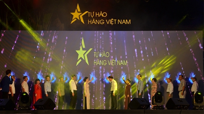 Các đại biểu thực hiện nghi thức nhấn nút khởi động các hoạt động Chào mừng 10 năm thực hiện Cuộc vận động Người Việt Nam ưu tiên dùng hàng Việt Nam.