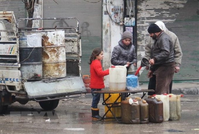 Người dân mua xăng dầu trên phố ở tỉnh Idlib, Syria. (Ảnh: AFP/TTXVN)