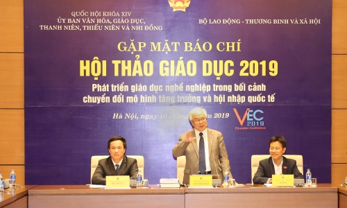 Phát triển giáo dục nghề nghiệp trong bối cảnh chuyển đổi mô hình tăng trường và hội nhập quốc tế