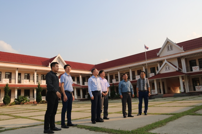 Đoàn công tác thăm một trường tiểu học do Việt Nam tài trợ xây dựng tại tỉnh Hủa Phăn.