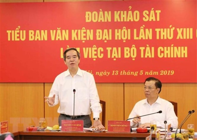 Trưởng Ban Kinh tế Trung ương Nguyễn Văn Bình phát biểu chỉ đạo buổi làm việc. (Ảnh: TTXVN)