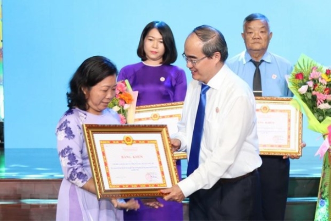 Bí thư Thành ủy Thành phố Hồ Chí Minh Nguyễn Thiện Nhân trao bằng khen cho các cá nhân tại lễ tuyên dương. (Ảnh: TTXVN)