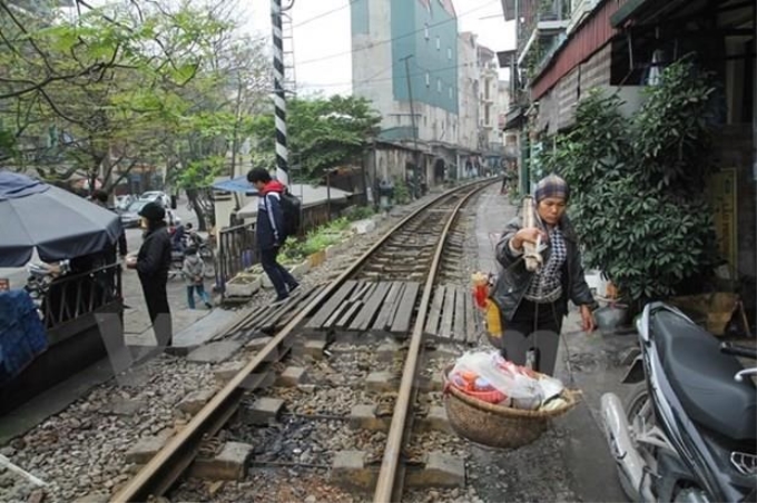 Một đoạn đường ngang dân sinh trên đường Phùng Hưng tại Hà Nội, người dân còn bắc ván để dễ bề đi lại. (Ảnh: Minh Sơn/Vietnam+)