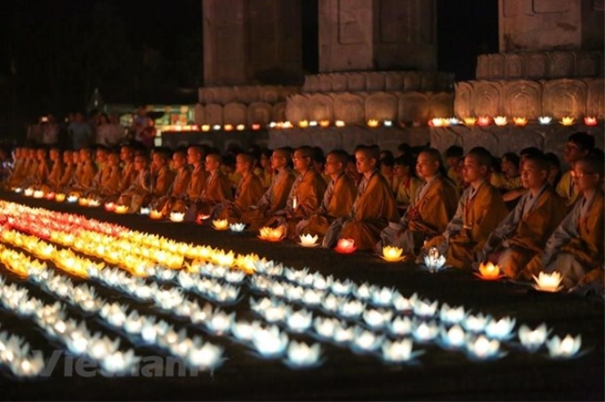 Lễ hội hoa đăng, thắp nến cầu nguyện hòa bình thế giới tại chùa Tam Chúc. (Ảnh: Vietnam+)