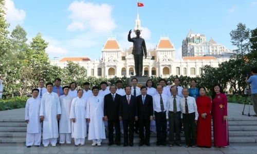 Dâng hương tưởng niệm Chủ tịch Hồ Chí Minh tại thành phố mang tên Bác