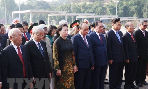 Lãnh đạo Đảng, Nhà nước đặt vòng hoa và vào Lăng viếng Bác