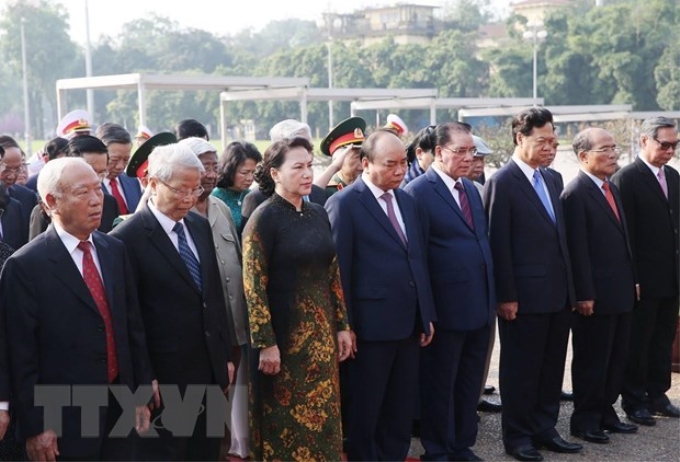 Đoàn đại biểu lãnh đạo, nguyên lãnh đạo Đảng, Nhà nước và MTTQ Việt Nam đến đặt vòng hoa và vào Lăng viếng Chủ tịch Hồ Chí Minh. (Ảnh: Dương Giang/TTXVN)