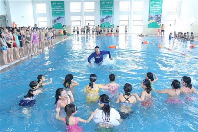 Buổi học bơi cùng huấn luyện viên của các học sinh nữ. (Ảnh: TTXVN)