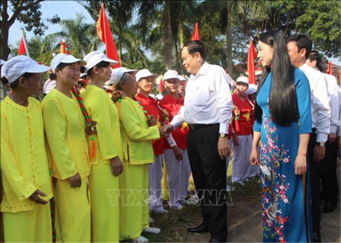 Chủ tịch Ủy ban Trung ương Mặt trận Tổ quốc Việt Nam Trần Thanh Mẫn hỏi thăm người dân phường Hội Hợp, thành phố Vĩnh Yên nhân dịp dự Ngày hội Đại đoàn kết toàn dân tộc tại Vĩnh Phúc. Ảnh: TTXVN