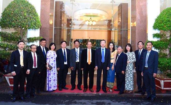 Đồng chí Bùi Trường Giang, Phó Trưởng ban Tuyên giáo Trung ương tiếp Đoàn đại biểu Ban Tuyên huấn Trung ương Đảng Nhân dân Campuchia