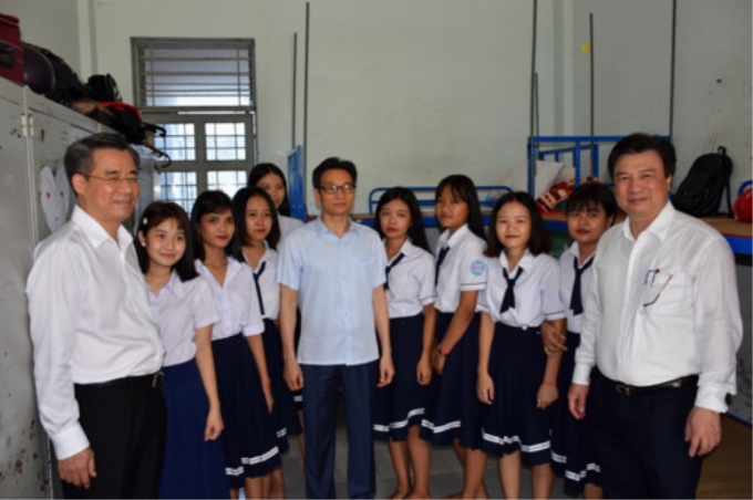 Phó Thủ tướng Chính phủ Vũ Đức Đam và Thứ trưởng Bộ Giáo dục và đào tạo Nguyễn Hữu Độ thăm Trường phổ thông Dân tộc nội trú tỉnh Bạc Liêu